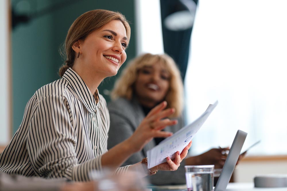 Leende kvinna på ett rådgivande möte