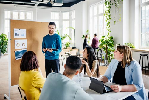 En person håller ett möte med sina kollegor.